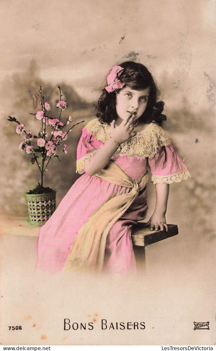 ENFANT - Fillette Assise Sur Un Banc Avec Un Pot De Fleurs - Bons Baisers - Carte Postale Ancienne - Other & Unclassified