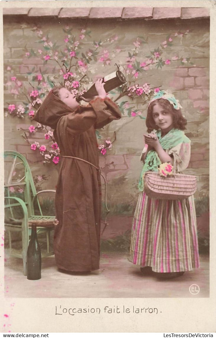 ENFANTS - L'occasion Fait Le Larron - Deux Enfant Déguisés - Curé - Vin De Messe - Carte Postale Ancienne - Other & Unclassified