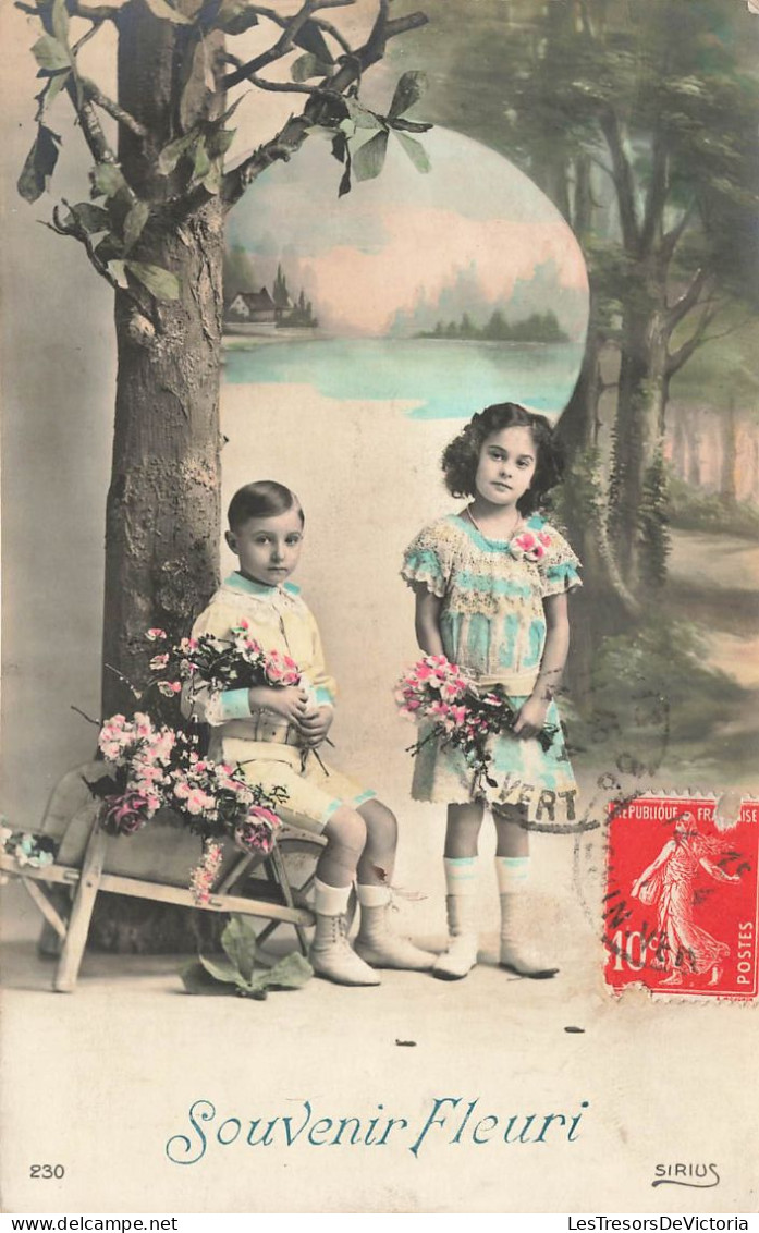 ENFANTS - Souvenir Fleuri - Deux Enfants Dans Un Jardin - Fleurs - Carte Postale Ancienne - Autres & Non Classés
