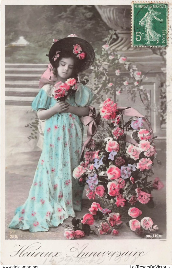 ENFANT - Fille En Robe Longue Bleue à Fleurs Roses - Heureux Anniversaire - Carte Postale Ancienne - Autres & Non Classés