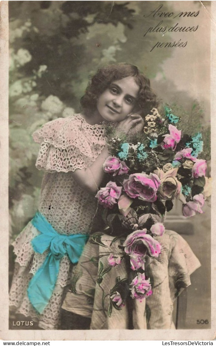ENFANT - Fillette Avec Des Fleurs - Avec Mes Plus Douces Pensées - Carte Postale Ancienne - Autres & Non Classés