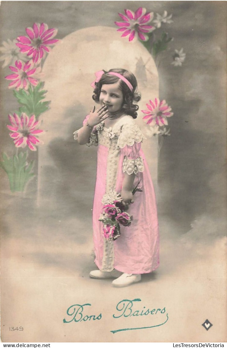 ENFANT - Fillette Avec Des Fleurs - Bon Baisers - Carte Postale Ancienne - Autres & Non Classés