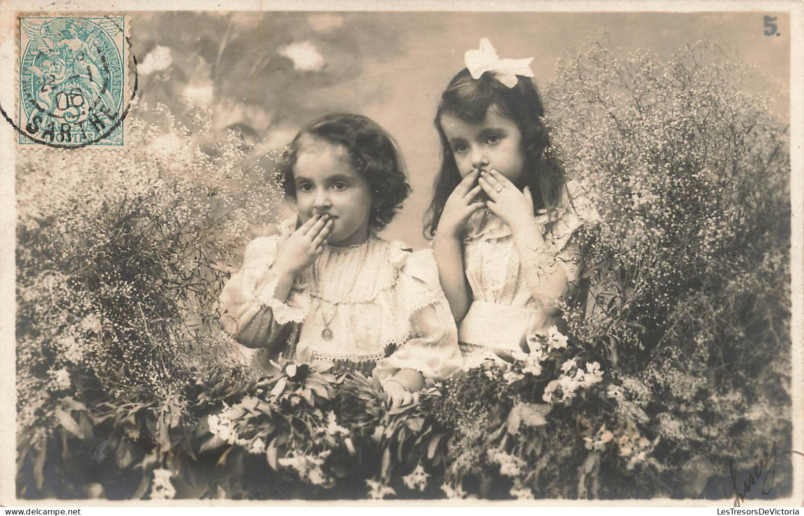 ENFANTS - Deux Fillettes Se Couvrant La Bouche - Plantes - Dos Non Divisé - Carte Postale Ancienne - Autres & Non Classés