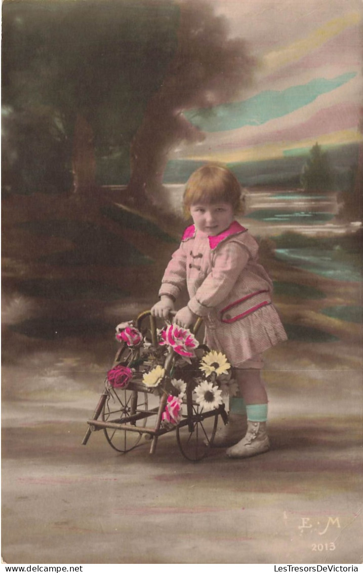 ENFANT - Fillette Avec Une Brouette Remplie De Fleurs - Carte Postale Ancienne - Autres & Non Classés