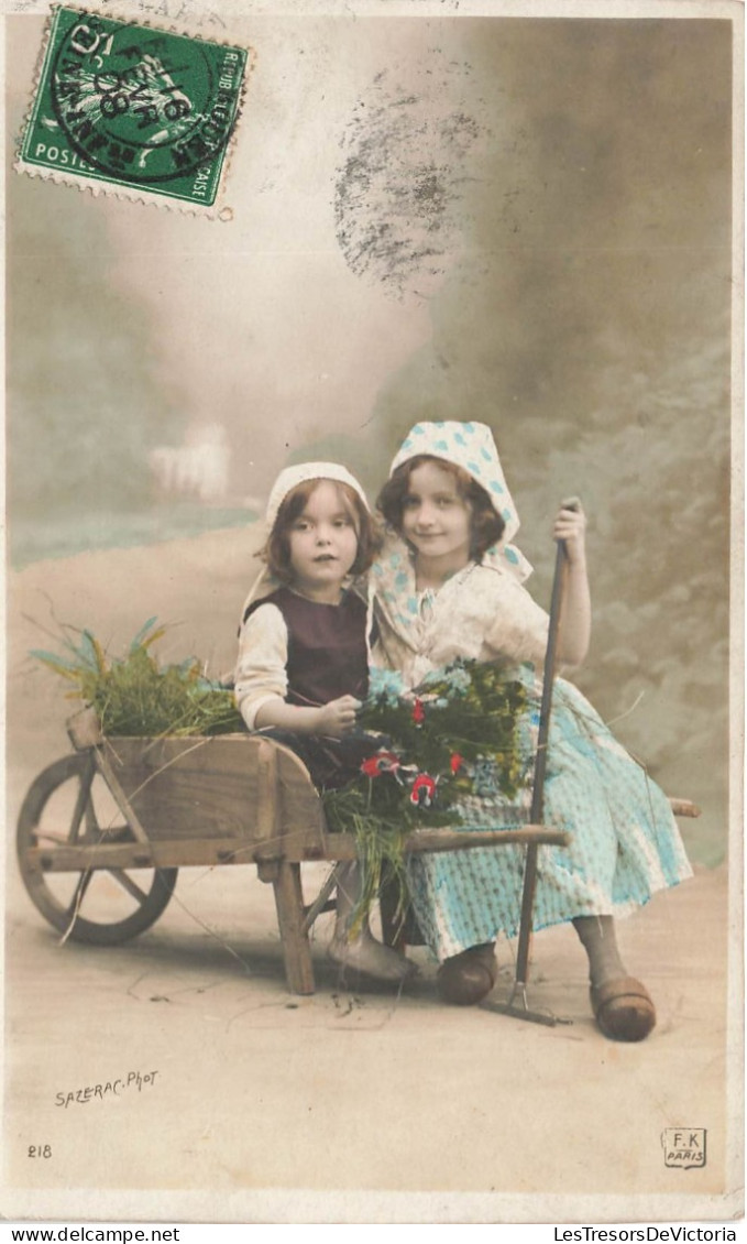 ENFANTS - Fillettes Avec Une Brouette Remplie De Fleurs - Déguisement - Carte Postale Ancienne - Autres & Non Classés
