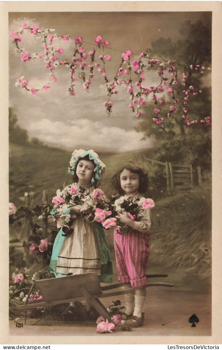 ENFANTS - Enfants Avec Une Brouette Remplie De Fleurs - Déguisement - Carte Postale Ancienne - Other & Unclassified