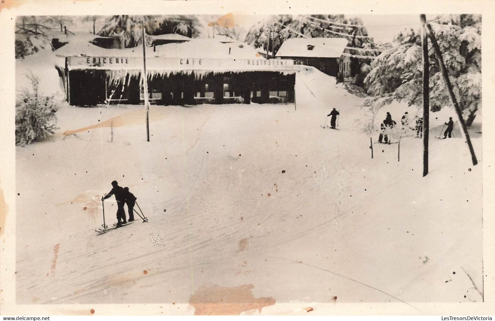 ALGERIE - Chréa - Vue Générale De La Place Du Génie En Hiver - Des Personnes Faisant Du Ski - Carte Postale Ancienne - Uomini