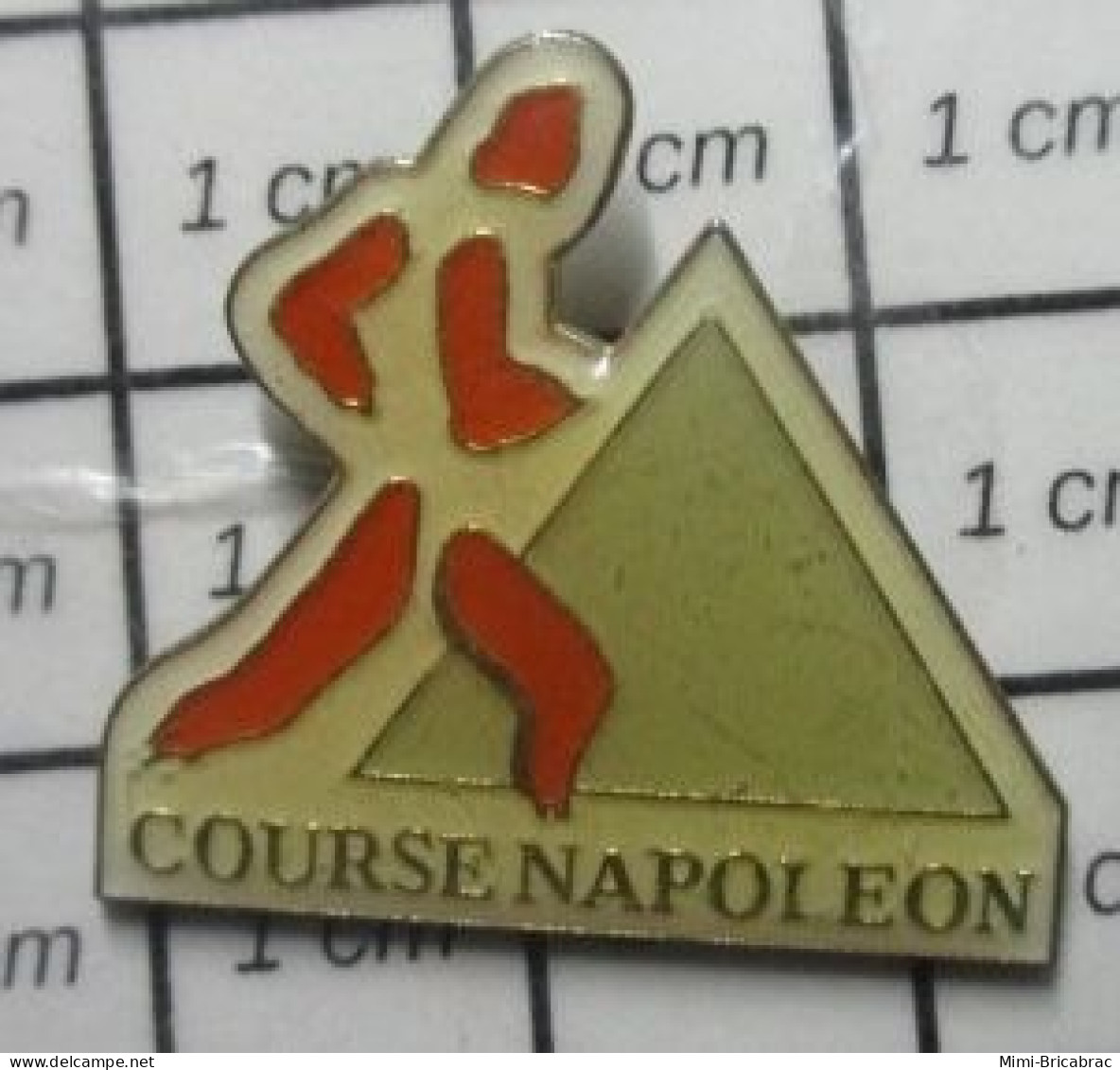 121 Pin's Pins : BEAU ET RARE / SPORTS / ATHLETISME COURSE NAPOLEON N'oubliez Pas La Water , L'eau !! - Atletiek