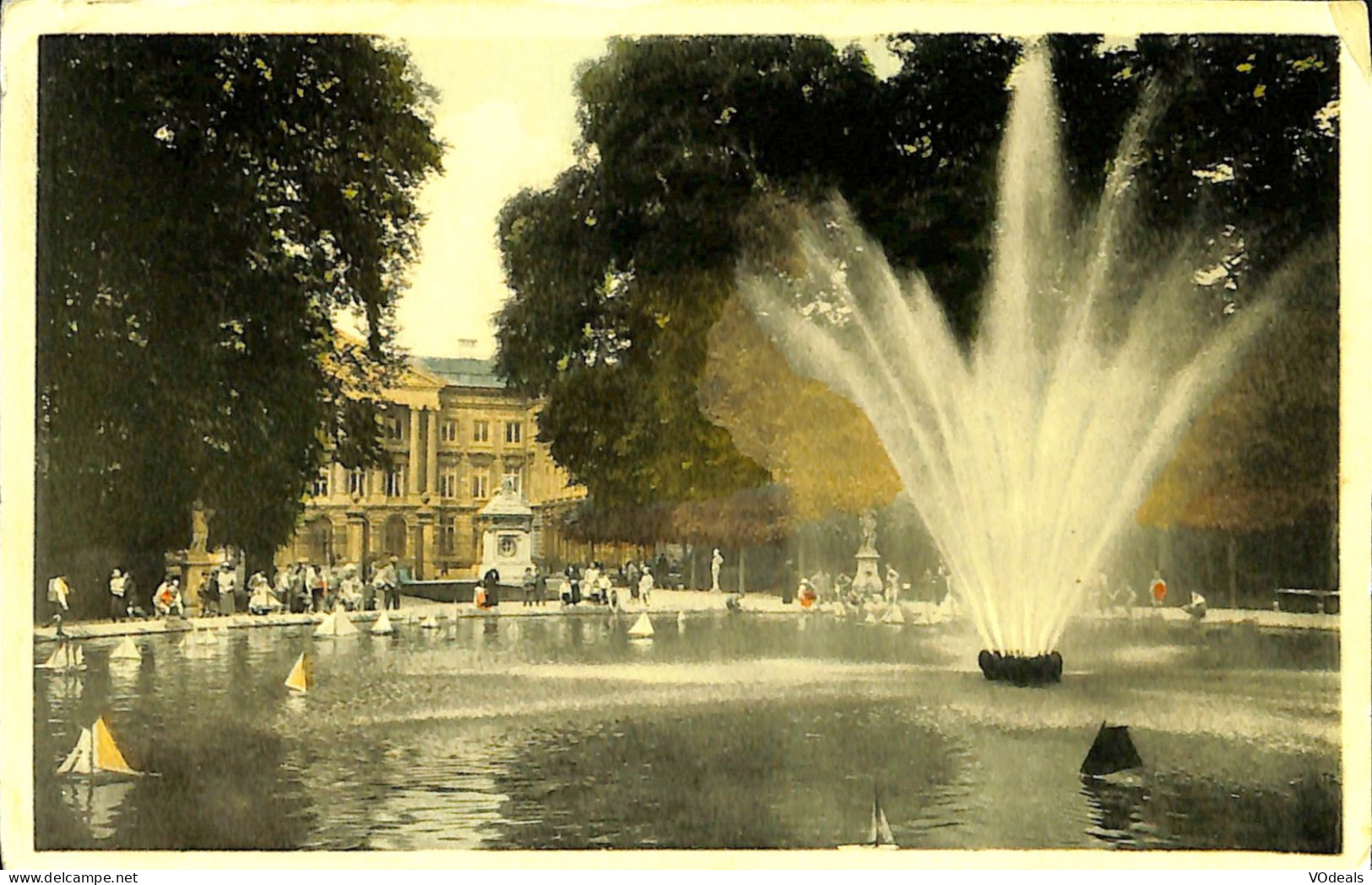 Belgique - Brussel -  Bruxelles - Le Jet D'eau Au Parc Et Le Parlement - Bossen, Parken, Tuinen