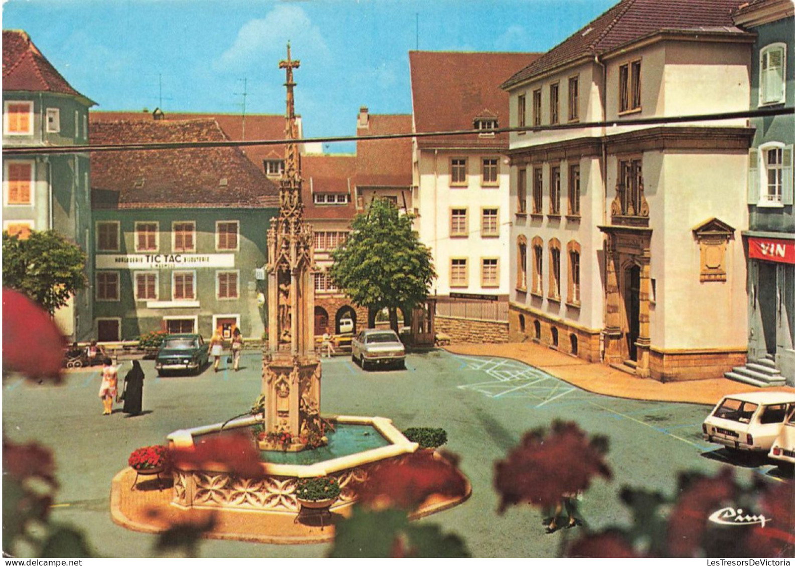 FRANCE - Altkirch - Vue Sur La Fontaine, Place De La Mairie - Au Fond La Vieille Porte - Colorisé - Carte Postale - Altkirch
