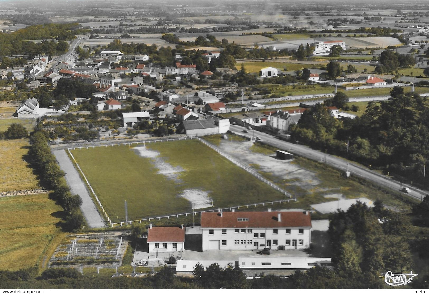 CPSM - (Dep. 44) - AIGREFEUILLE SUR MAINE (44.Loire Atlantique) Vue Générale Aérienne. Terrain De Football. Ed. Lapie - Aigrefeuille-sur-Maine