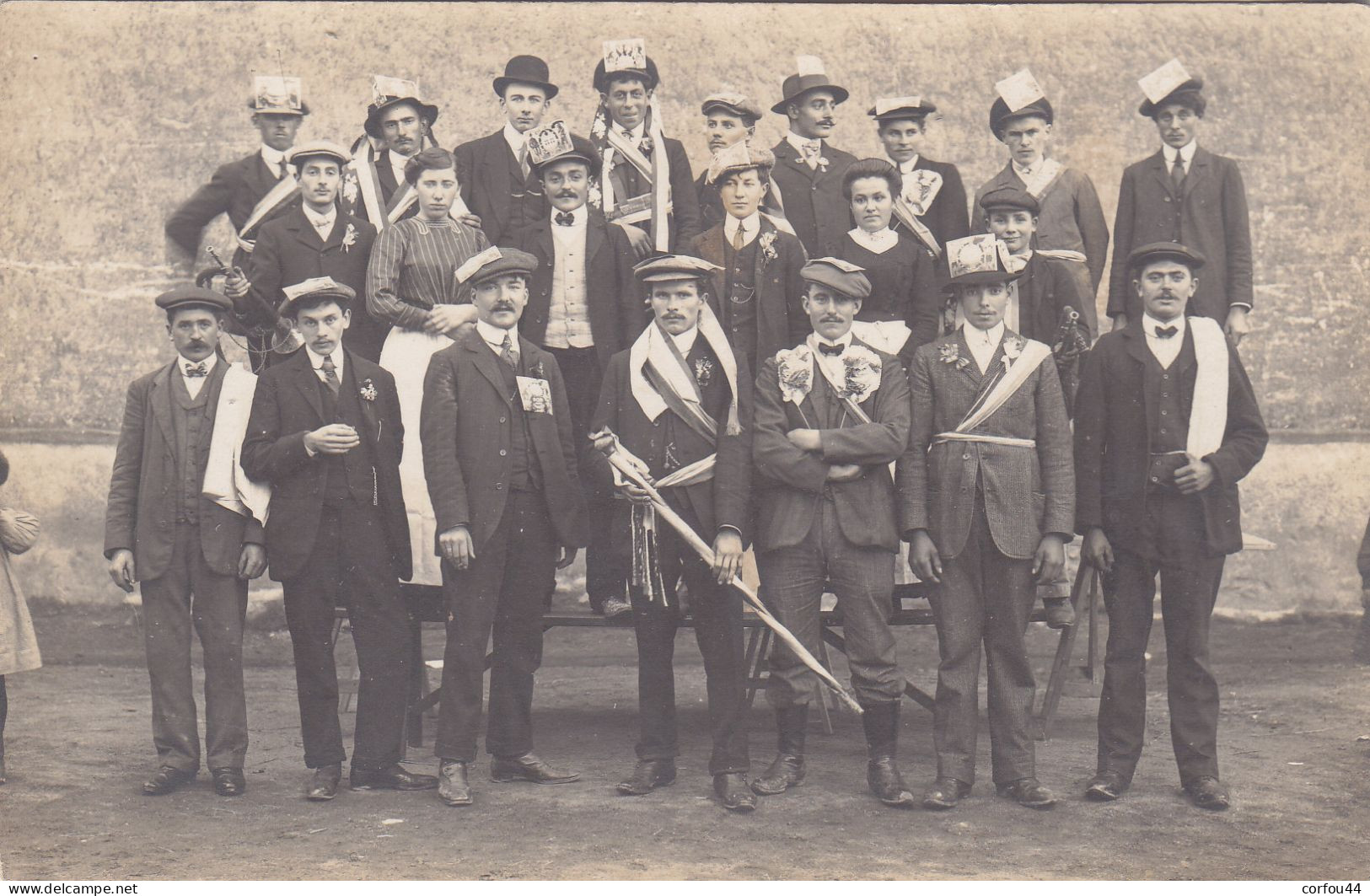 49 - St GEORGES Sur LOIRE ; Groupe De Conscrits - Carte Photo Ferrand Et Gouin - Rare. - Saint Georges Sur Loire