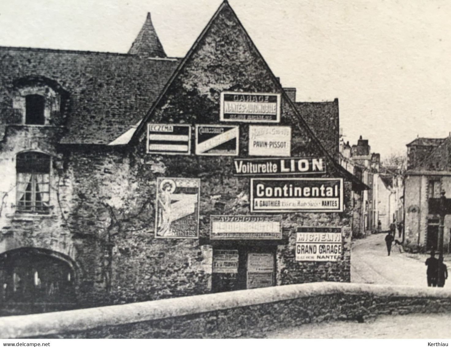 RARE - Oudon - La Grande Rue Prise Du Placis. Animée, BELLES PUBLICITES MURALES. CIrculée 1917 - Oudon