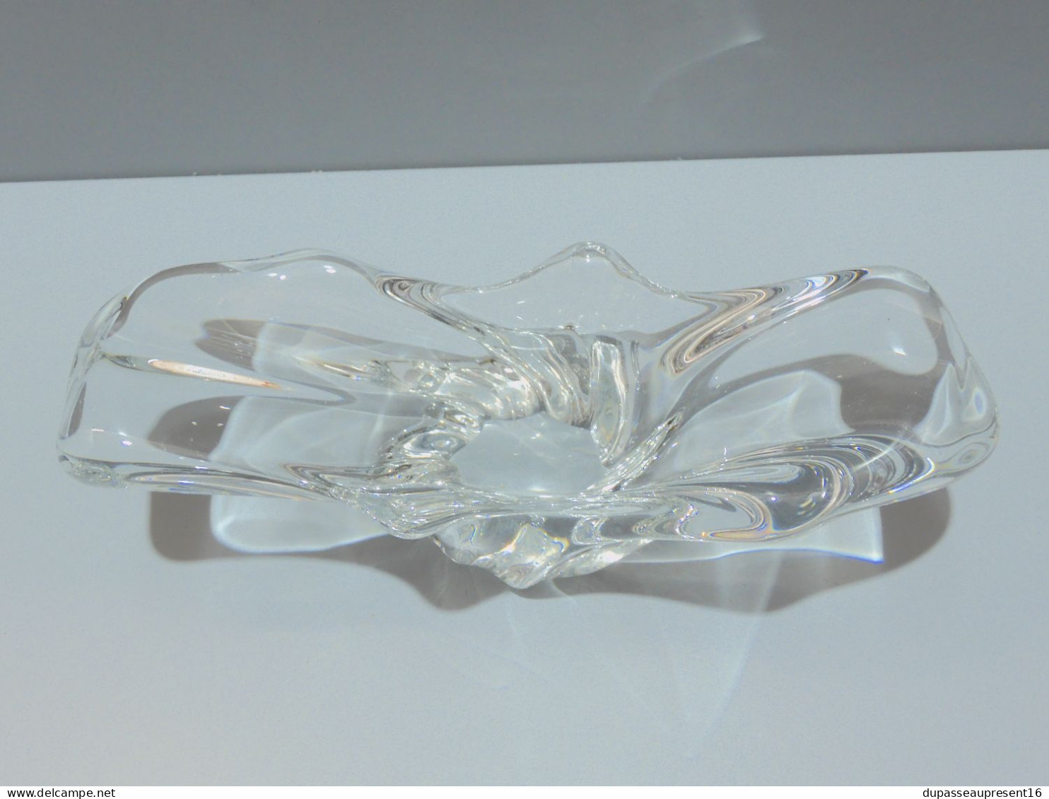 -VIDE POCHE FORME LIBRE CRISTAL EPAIS Estampillé BACCARAT COLLECTION VITRINE    E - Glass & Crystal
