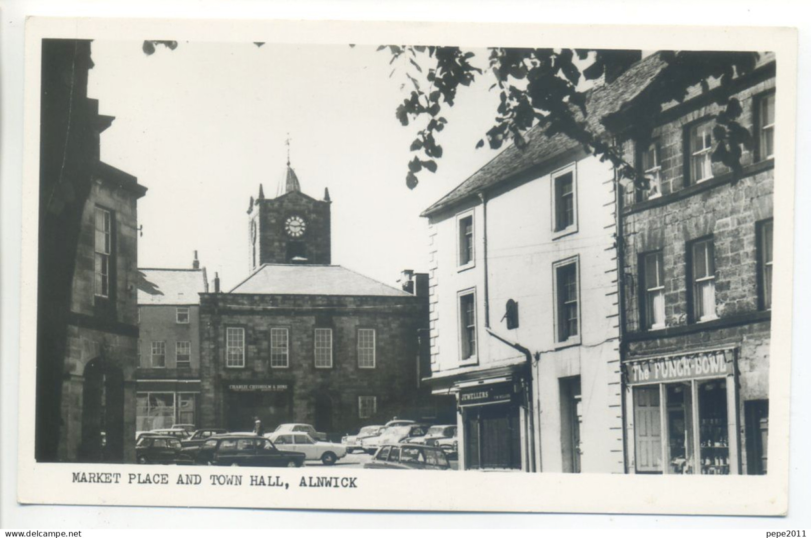 Post Card  Northumberland - ALNWICK Market Place And Town Hall - Old Cars From The 1950s - Other & Unclassified