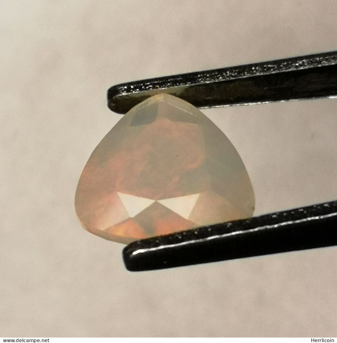 Opale Précieuse Naturelle D'Ethiopie - Trillion 0.79 Carat - 7.1 X 6.9 X 4.6 Mm - Opale