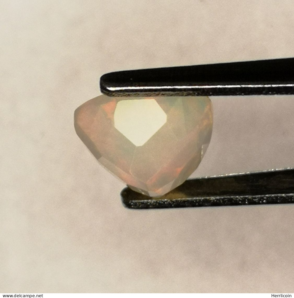 Opale Précieuse Naturelle D'Ethiopie - Trillion 0.79 Carat - 7.1 X 6.9 X 4.6 Mm - Opal