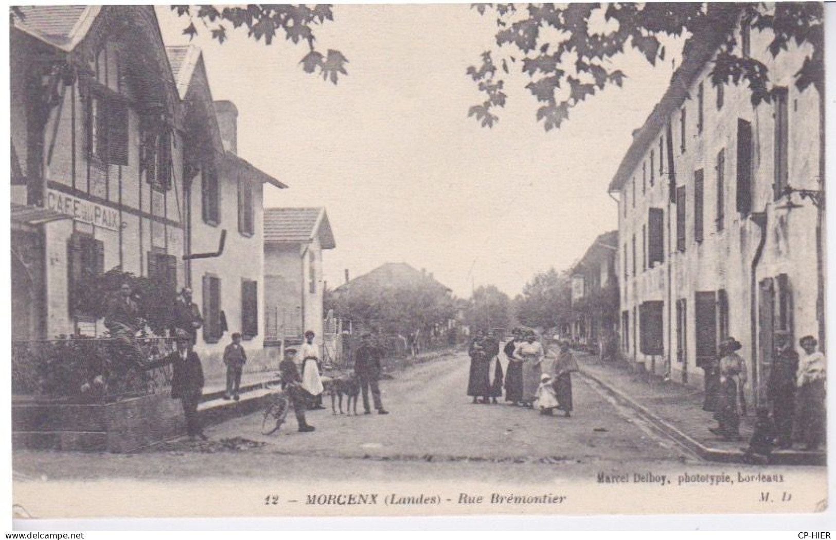 40 - MORCENX - RUE BREMONTIER  ANIMEE - CAFE DE LA PAIX SUR LA GAUCHE - Morcenx