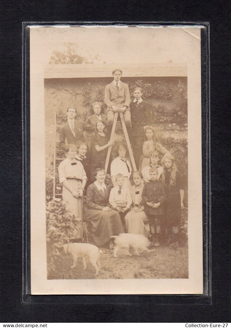 (15/02/24) 27-CPA LYONS LA FORET - CARTE PHOTO - COUR DU CHATEAU DE CROIX MESNIL - Lyons-la-Forêt