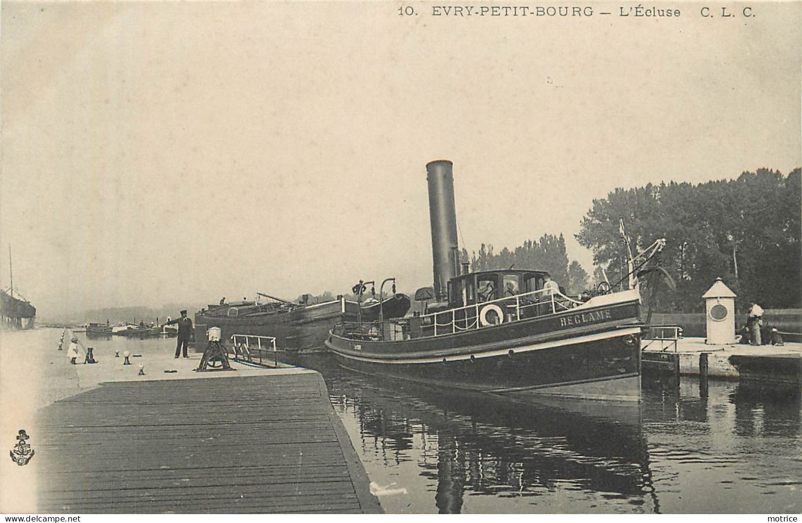 EVRY-PETIT-BOURG - L'écluse, Péniche Et Remorqueur. - Tugboats