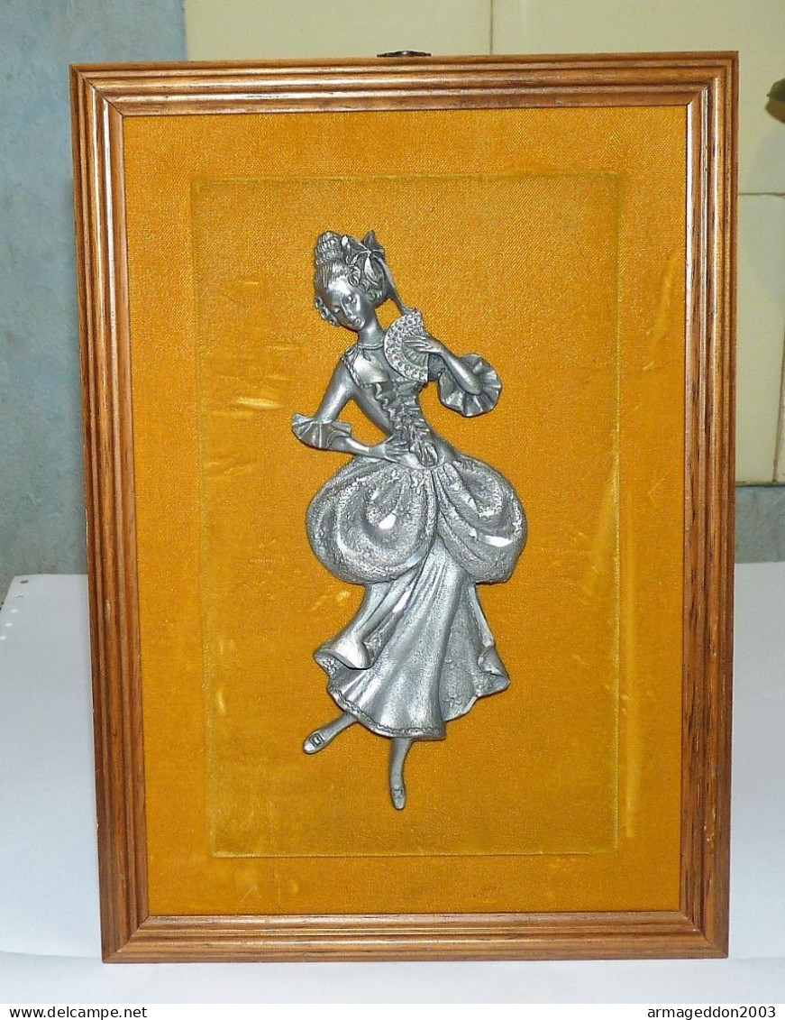 VINTAGE CADRE EN BOIS FEMME A L'EVENTAIL EN  ETAIN DANSEUSE / FOND EN FEUTRINE BE - Etains