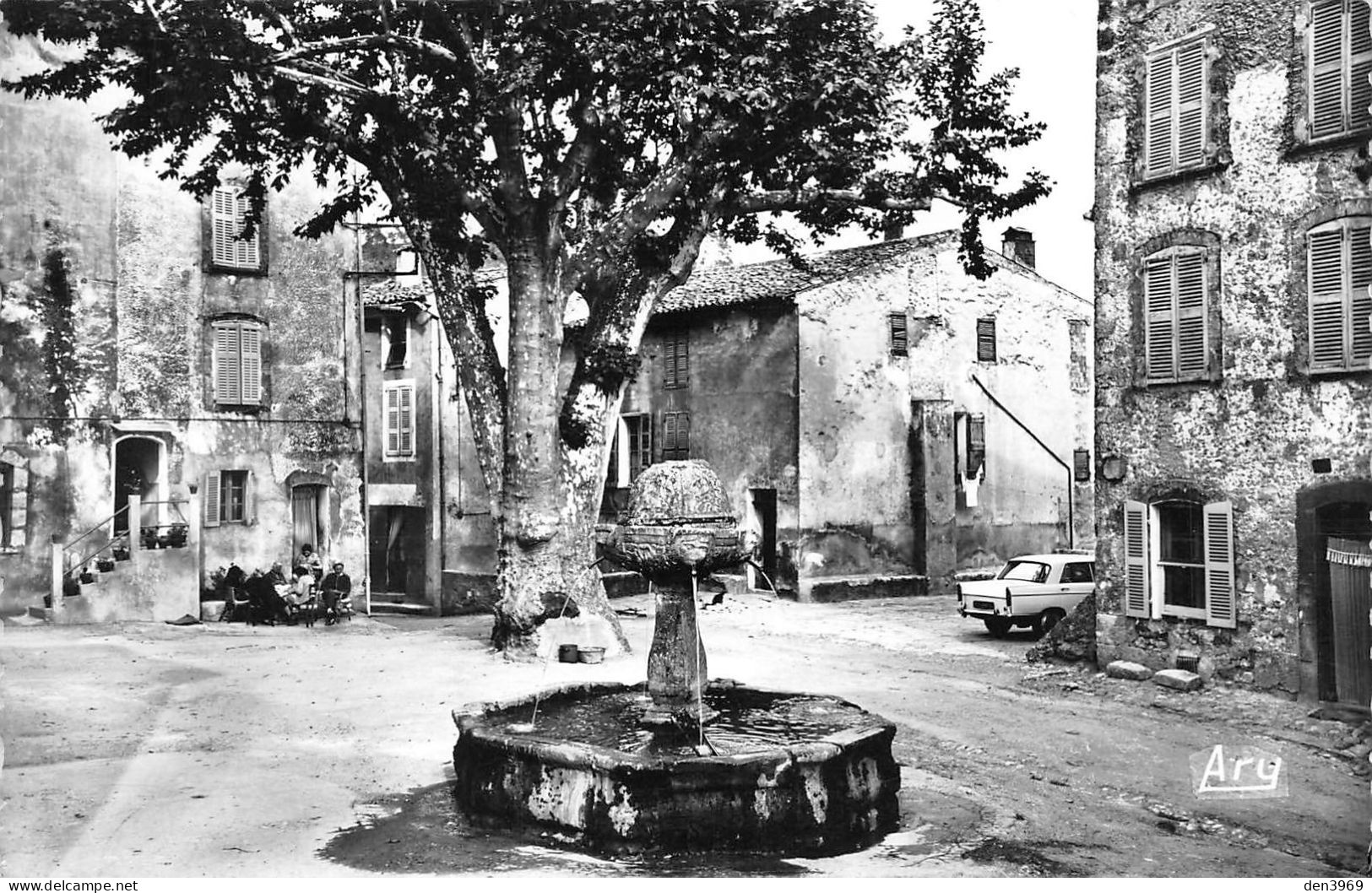 SALERNES (Var) - Place De La Révolution - Fontaine - Voyagé (2 Scans) Monique Bernard, Rue Edouard Basset - Salernes