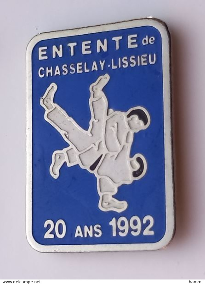 SP262 Pin's Judo Club Entente De Chasselay Lissieu Rhône Anniversaire 20 Ans 1992 Achat Immédiat - Judo