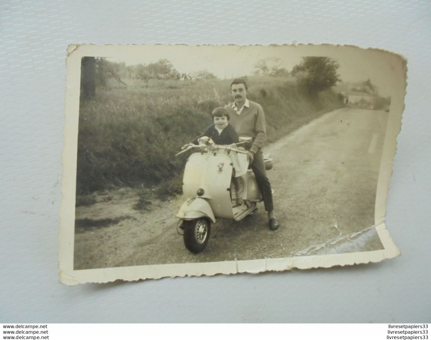 PHOTO D'UN HOMME ET SA FILLE SUR UN SCOOTER - Motor Bikes