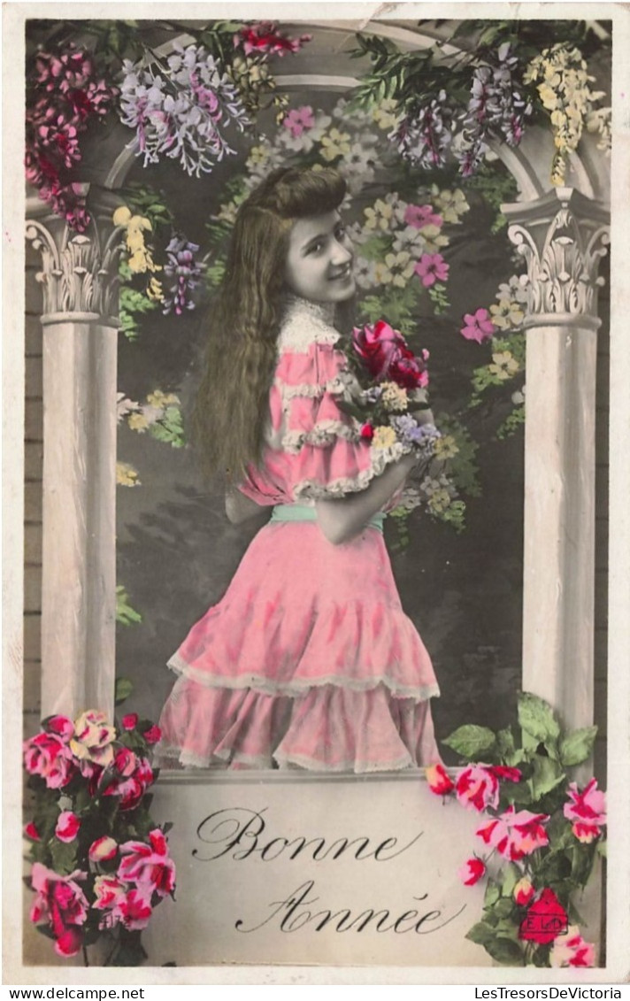 ENFANT - Bonne Année - Fille En Robe Rose Avec Un Bouquet De Fleurs -  Fleurs - Carte Postale Ancienne - Autres & Non Classés