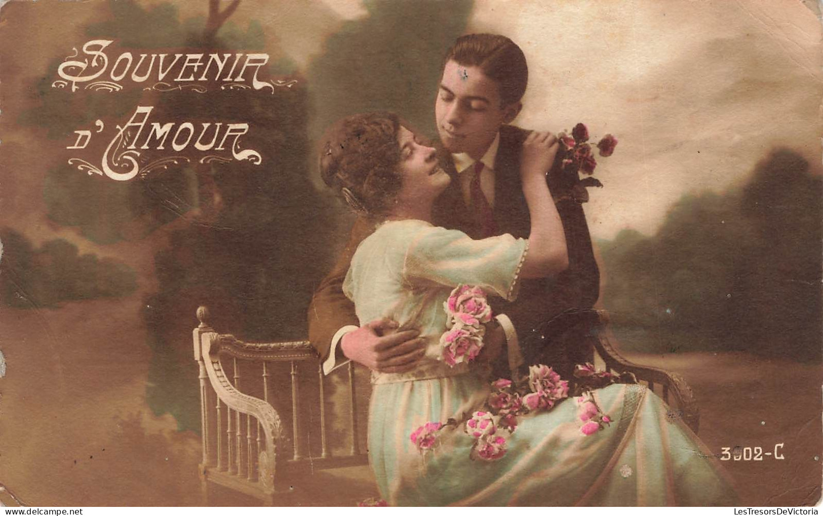 COUPLE - Souvenir D'Amour - Femme Sur Les Genoux De Son Mari  - Carte Postale Ancienne - Paare