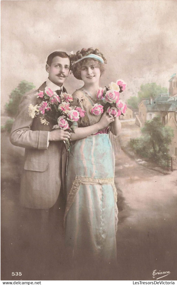 COUPLE - Un Couple Avec Des Bouquets De Fleurs - Carte Postale Ancienne - Paare