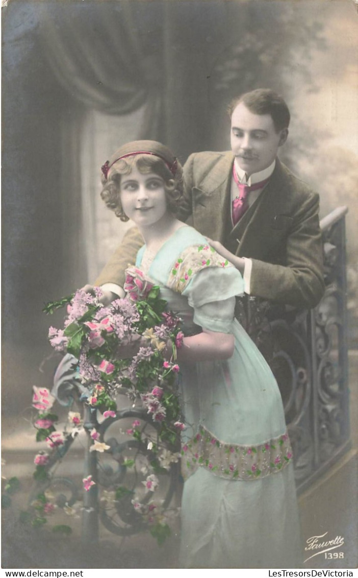 COUPLE - Un Couple Sur Une Rampe D'escalier - Bouquet De Fleurs - Carte Postale Ancienne - Couples