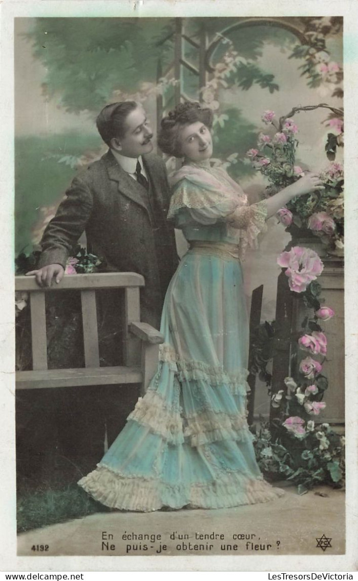 COUPLE - En échange D'un Tendre Coeur - Ne Puis Je Obtenir Une Fleur ? - Carte Postale Ancienne - Paare