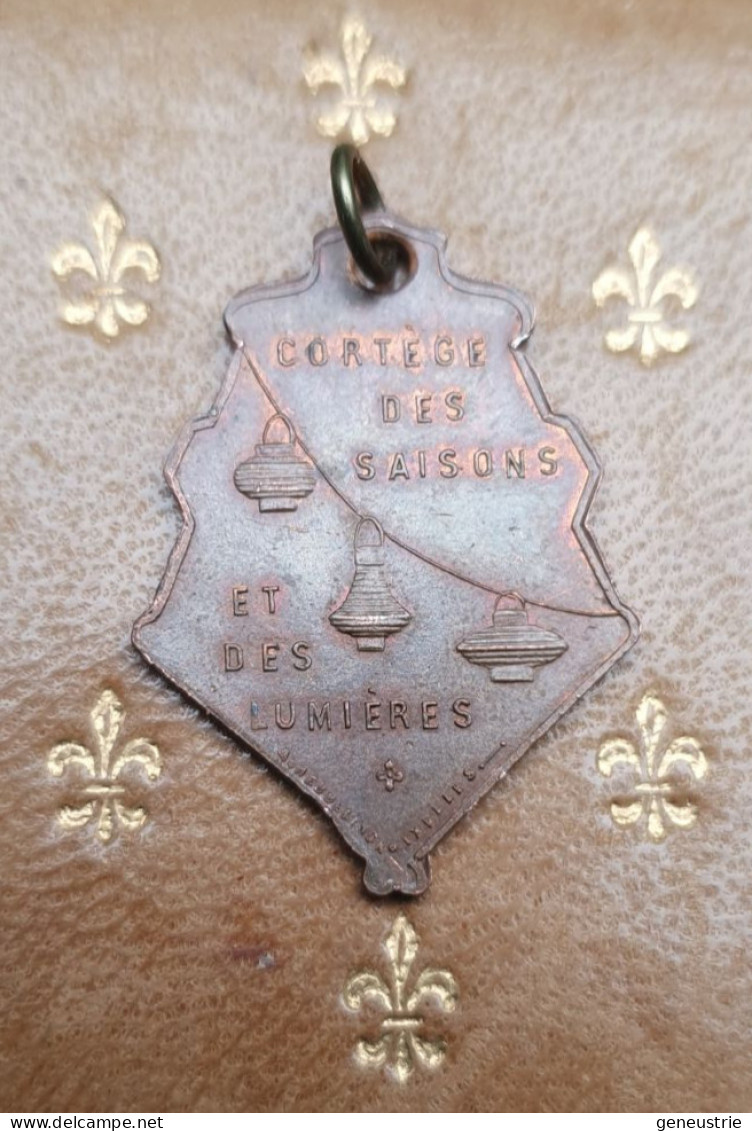 Belle Médaille Belge "Cortège Des Saisons Et Des Lumières / Ixelles 1910" Belgique - Pendants