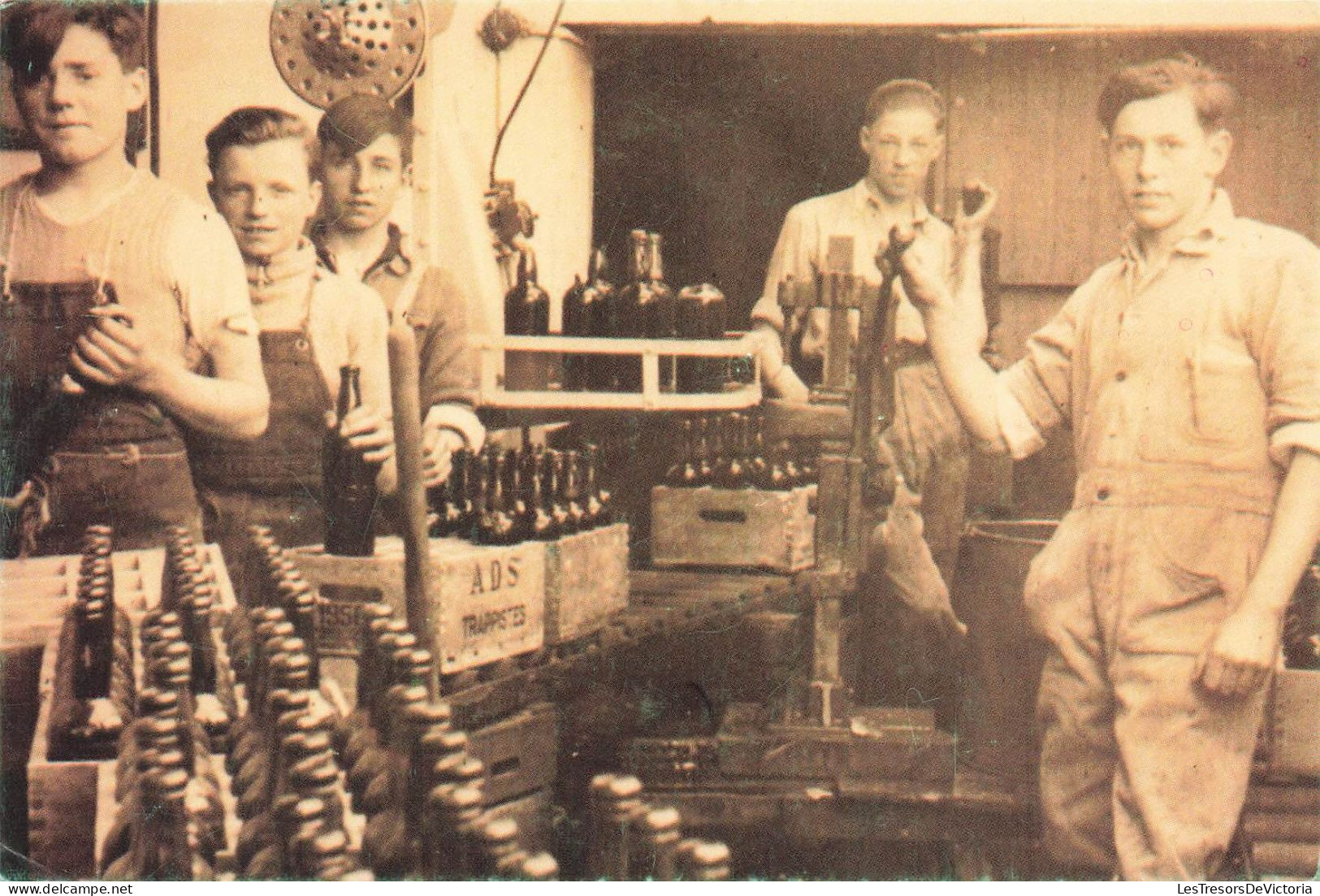 METIERS - Industrie - Jeunes Hommes à L'usine - Bières - Embouteillage - Carte Postale Ancienne - Industrial