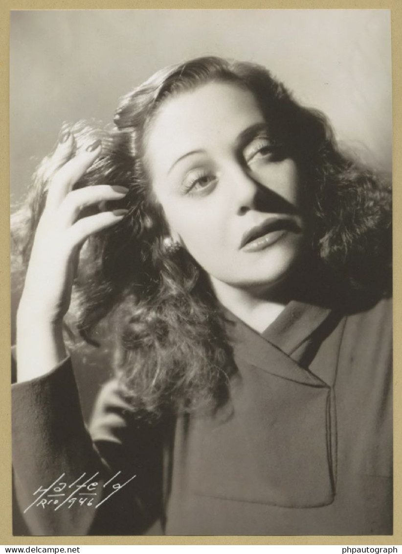 Lucienne Boyer (1901-1983) - Chanteuse Française - Page De Livre D'or Dédicacée - Zangers & Muzikanten