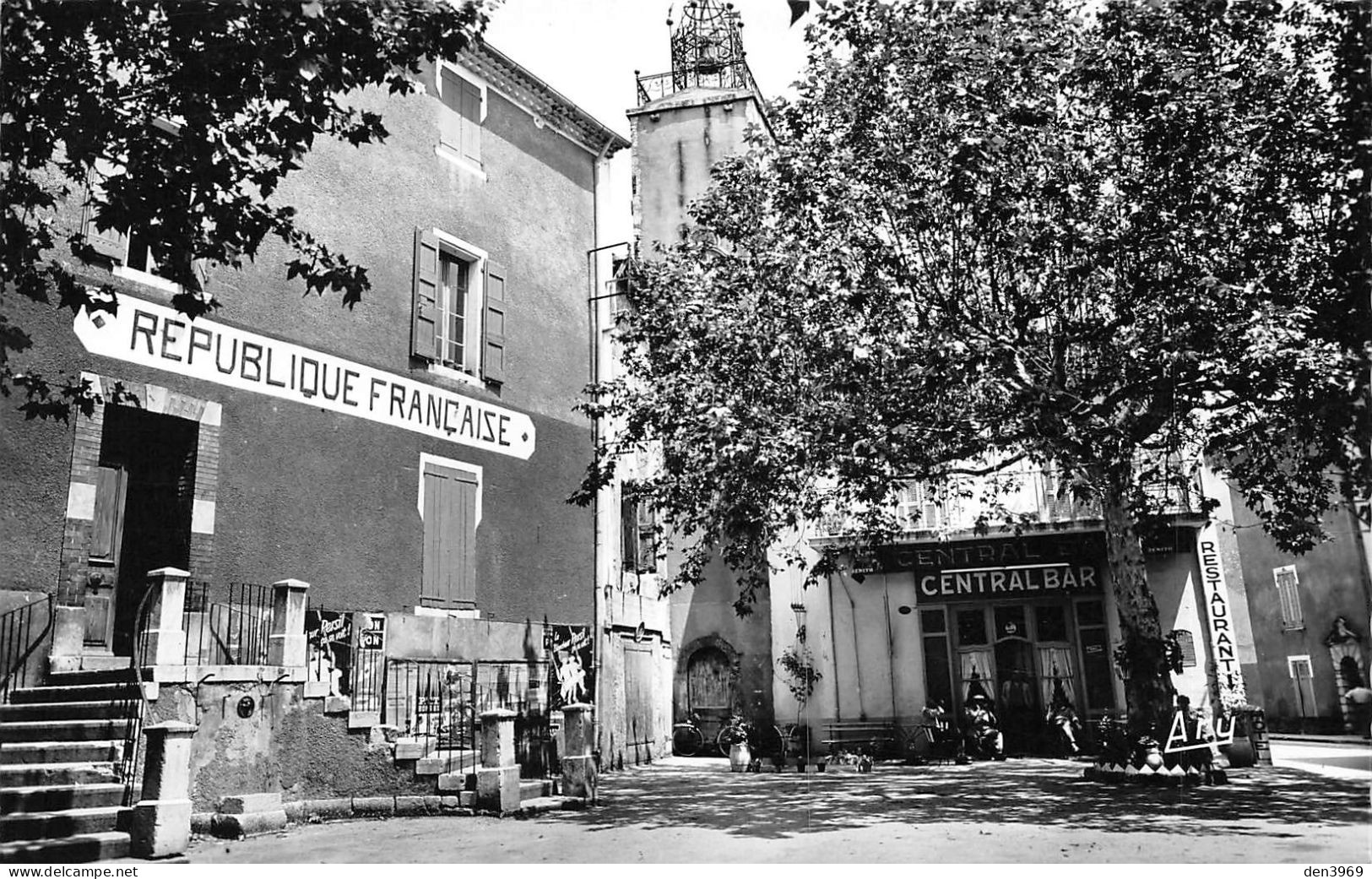 TAVERNES (Var) - Place De La Mairie - Central Bar - Voyagé 1965 (2 Scans) Marie Aste à Almanarre Par Hyères - Tavernes