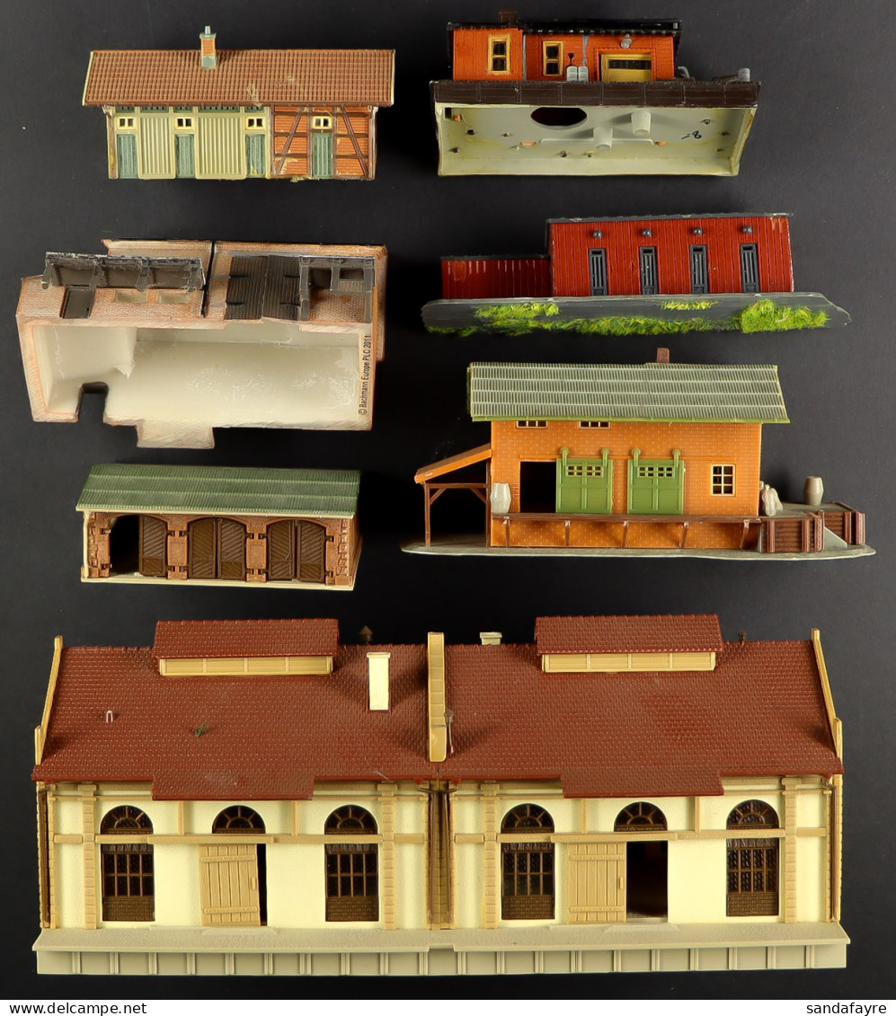 N GAUGE BUILDINGS AND ACCESSORIES. A Range Of Items. Condition Varies. - Other & Unclassified