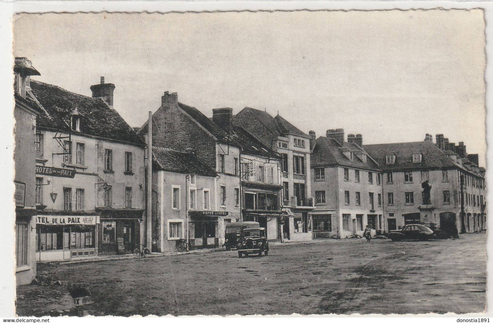 TRUN (61) La Place Centrale - 90x140 Dentelée Glacée - Ed.ALIX-  Timbrée 1957 - Trun