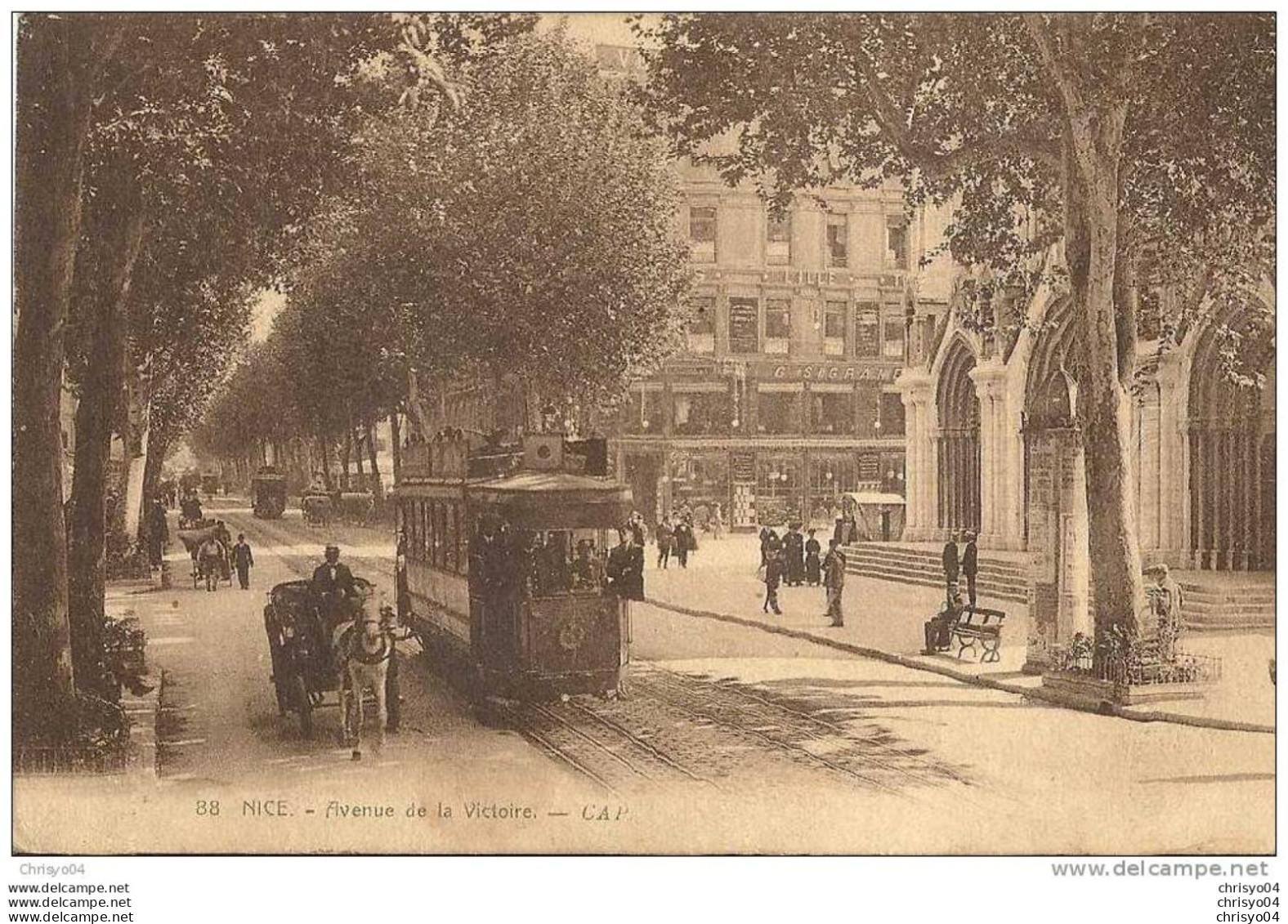 10vo  06 NICE AVENUE DE LA VICTOIRE TRAMWAY EN GROS PLAN CALECHE - Transport (road) - Car, Bus, Tramway