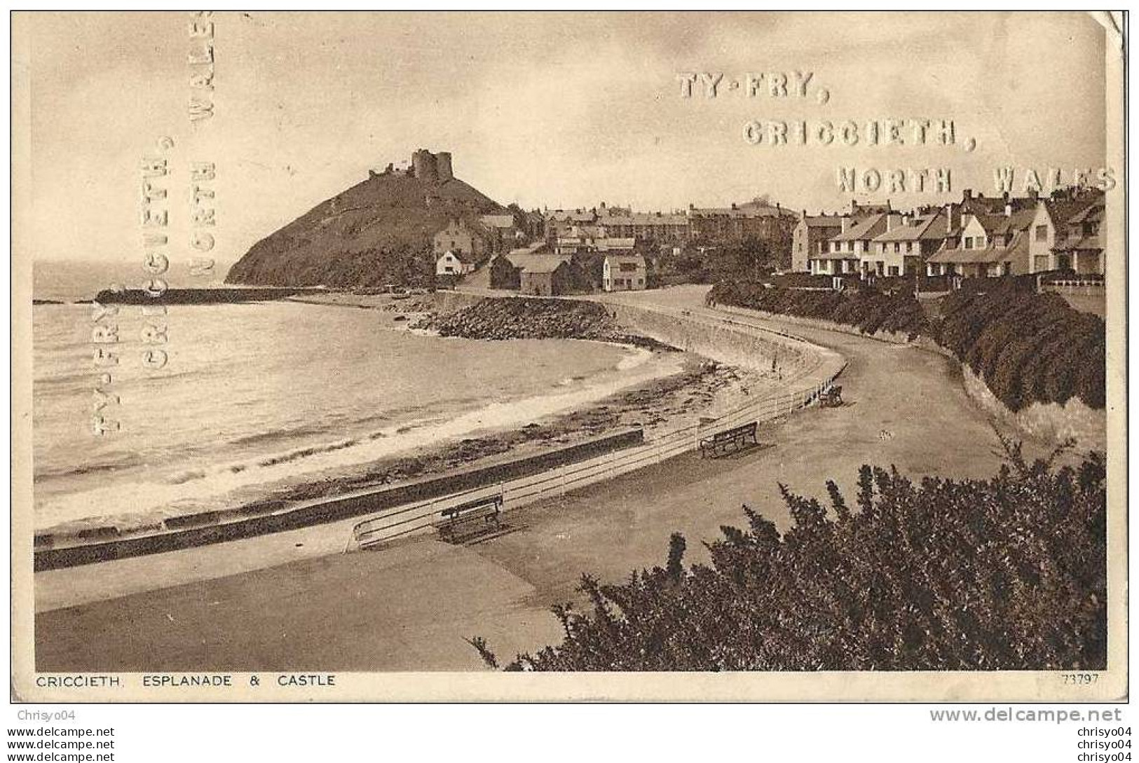 011cf    PAYS DE GALLES CRICCIETH ESPLANADE AND CASTLE (ECRITURE EMBOUTIE: TY. FRY. NORTH WALES) - Caernarvonshire