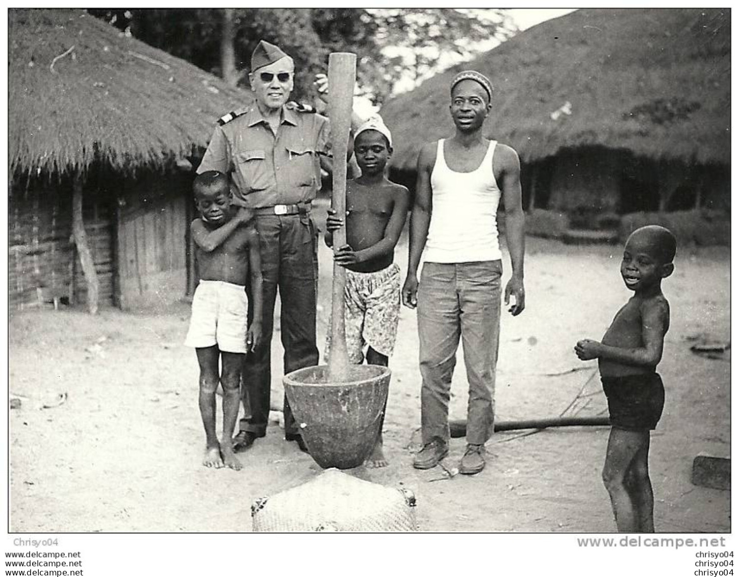 18Pt*    GUINEE PORTUGAL PHOTO EM BOR EN 1966 OFFICIER POTUGAIS ET INDIGENES - Guinea Bissau