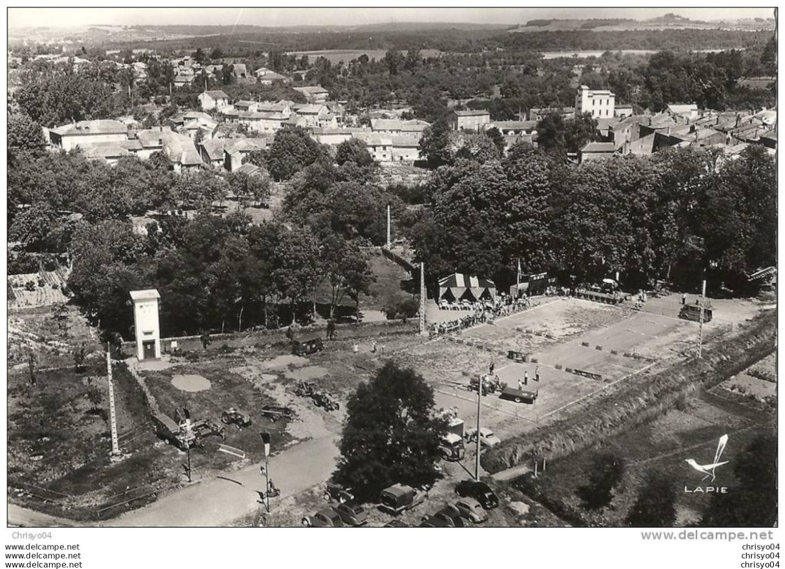 26Or    88 DOMPAIRE LA PLACE DES FETES VUE D' AVION - Dompaire