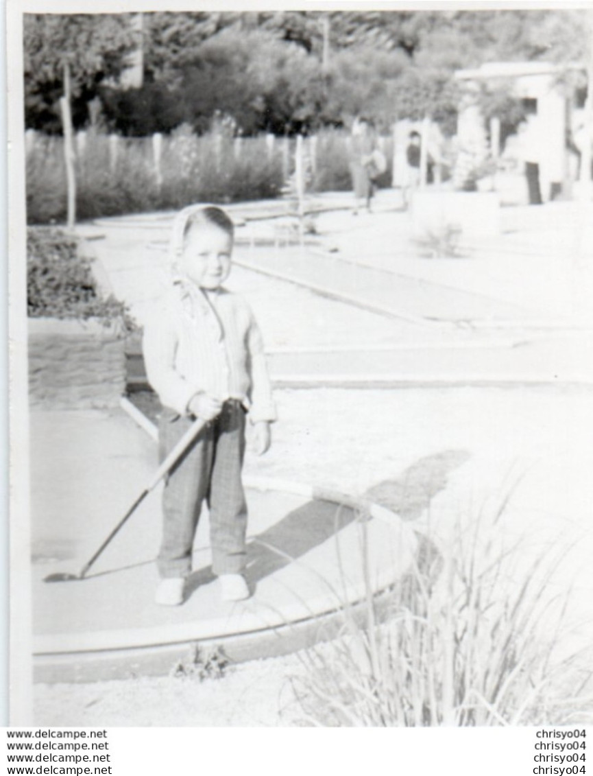 88Sv   Photo (14cm X 11cm) Enfant Jouant Au Golf Golfeur Années 50 - Golf
