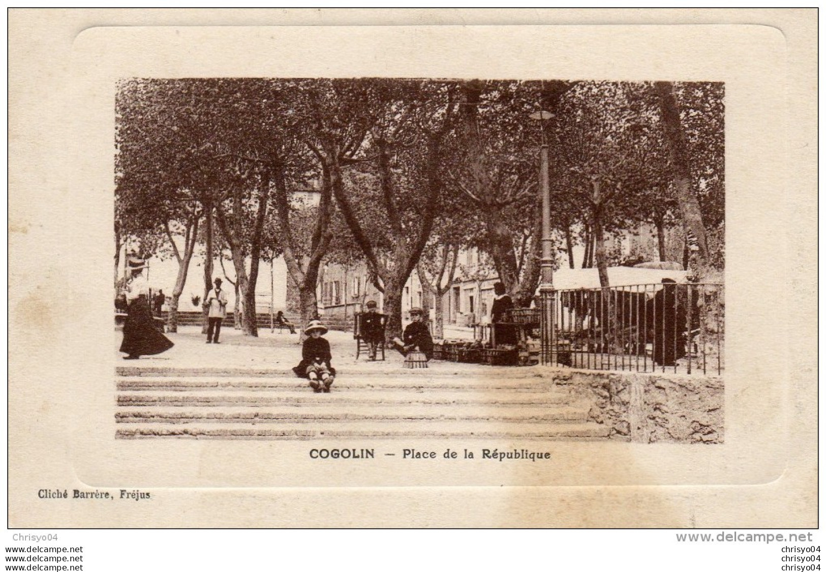 61Fb    83 Cogolin Place De La Republique (vue Pas Courante) - Cogolin