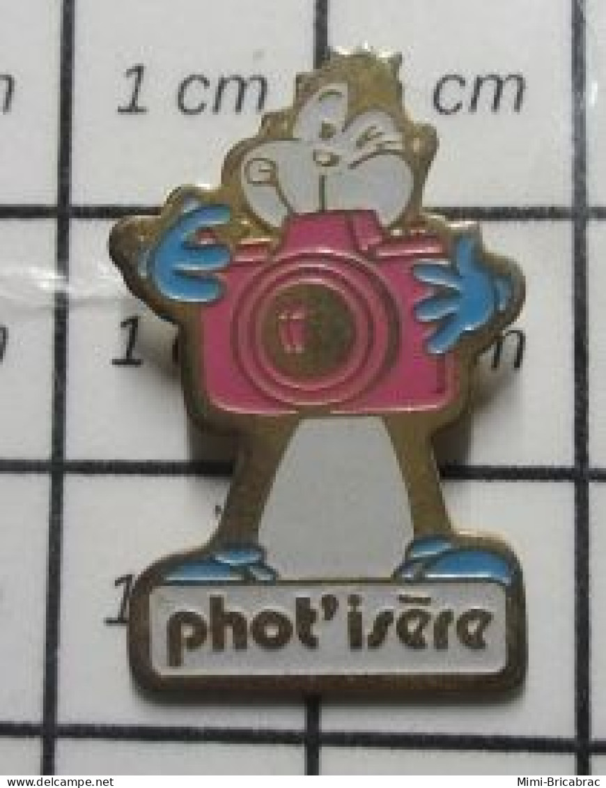 1318A Pin's Pins : BEAU ET RARE / PHOTOGRAPHIE / SINGE PHOTOGRAPHE PHOT'ISERE CLUB OU MAGASIN ? - Photographie