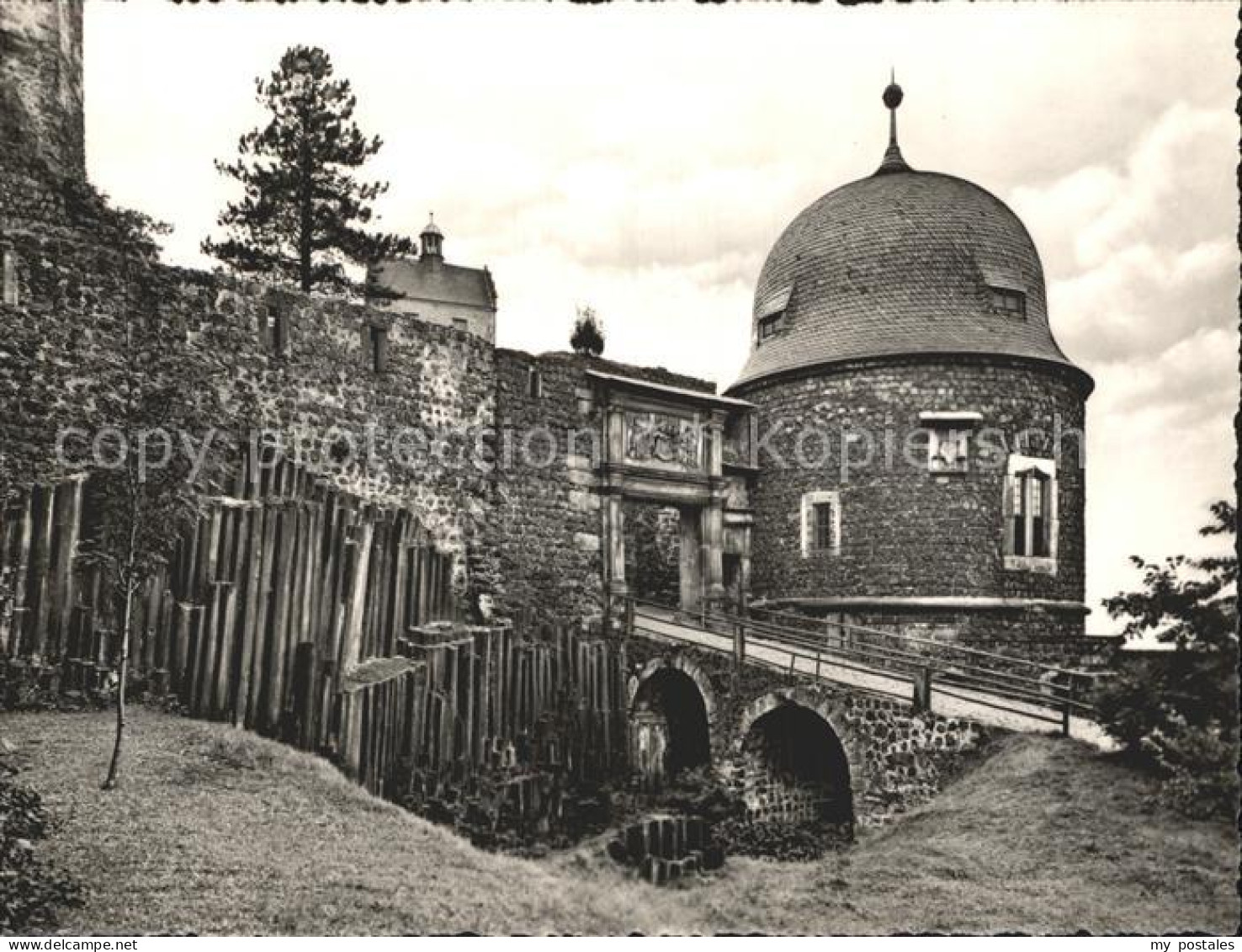 72357809 Stolpen Burg Basaltgruppe Hauptportal Schoesserturm Stolpen - Stolpen