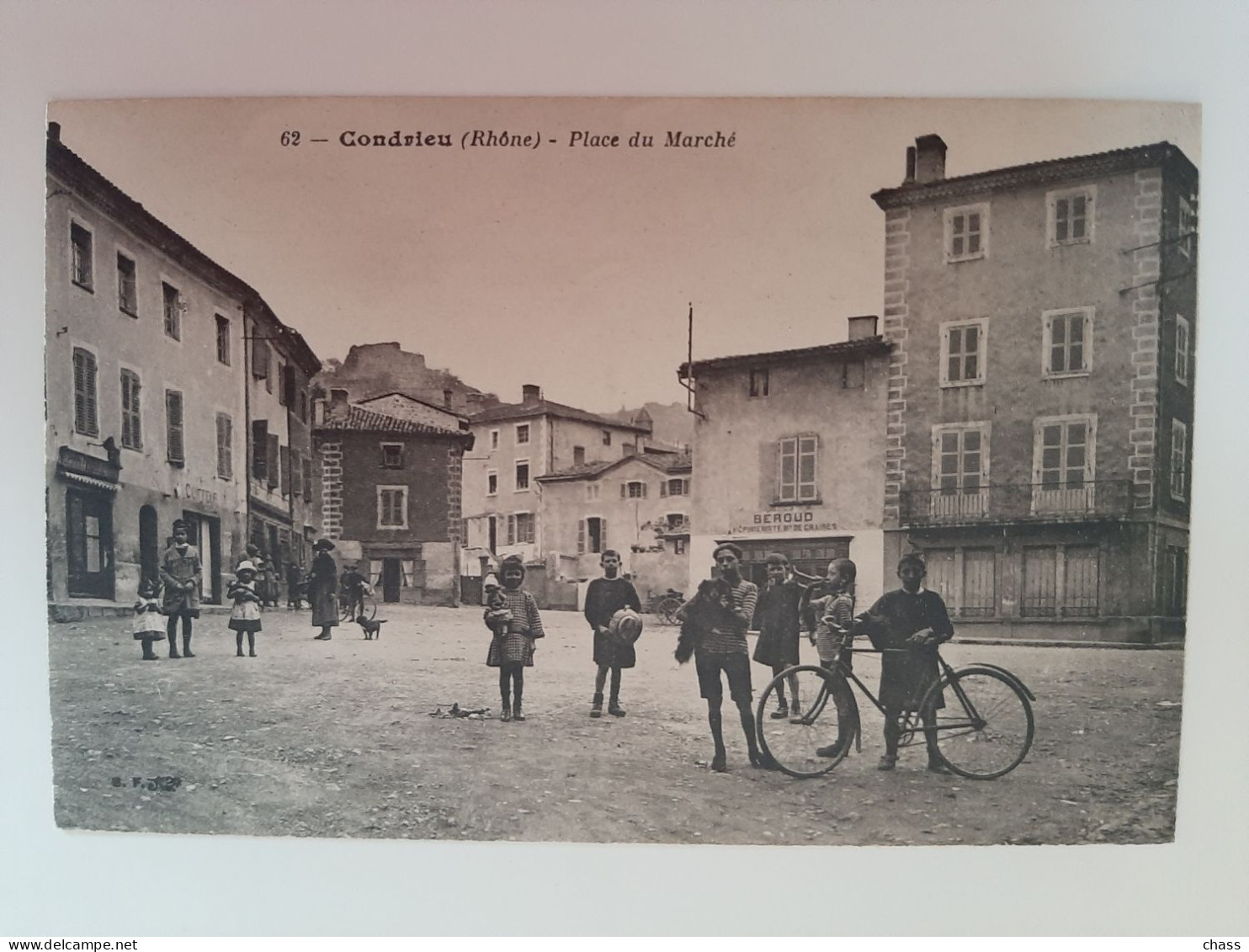 Cpa 69 Condrieu Place Du Marché(animée Vélo) - Condrieu