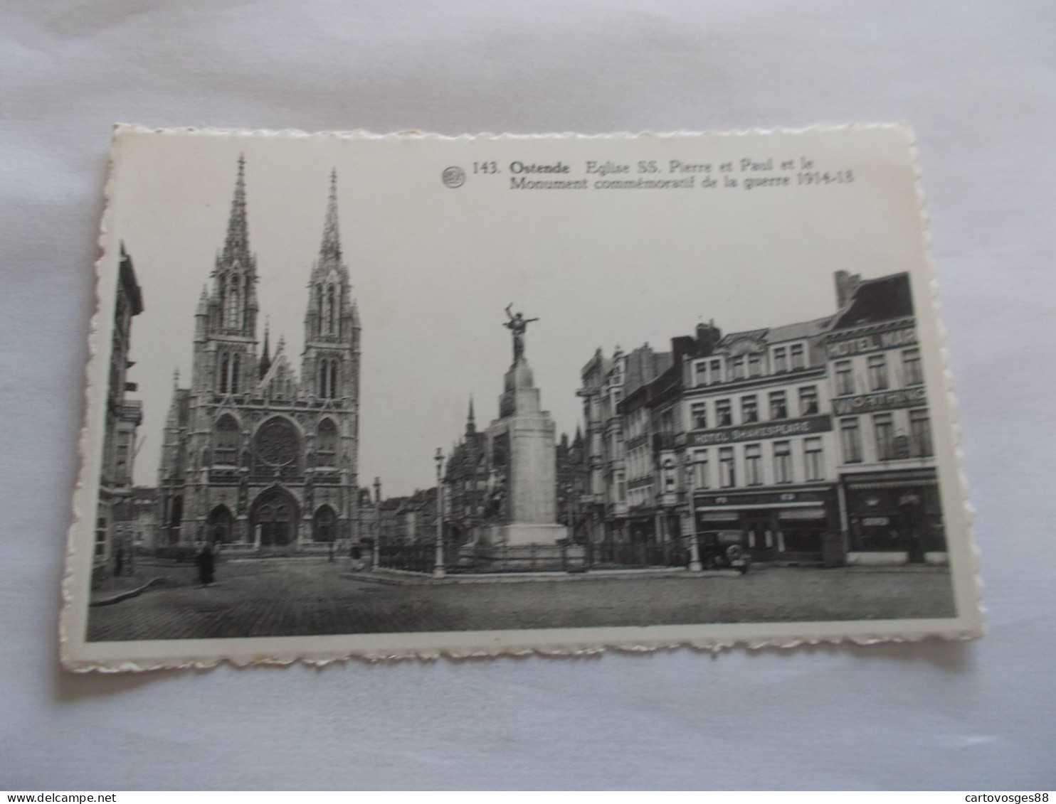 OSTENDE   ( BELGIQUE ) EGLISE SAINT PIERRE ET SAINT PAUL ET MONUMENT COMMEMORATIF GUERRE 1914/18  COMMERCES - Oostende