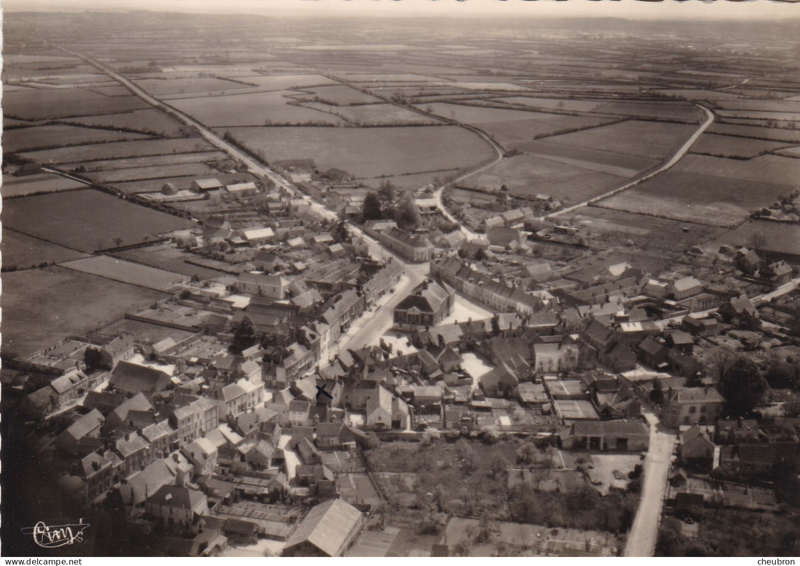 72. CONLIE..CPA.  VUE GENERALE AERIENNE. + TEXTE ANNEE 1952 - Conlie